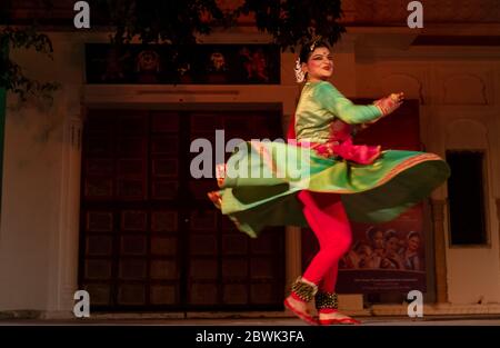 Ballerino indiano classico che esegue la forma classica di ballo di Kathak a Pushkar Camel Fair notte culturale a Pushkar, Rajasthan Foto Stock