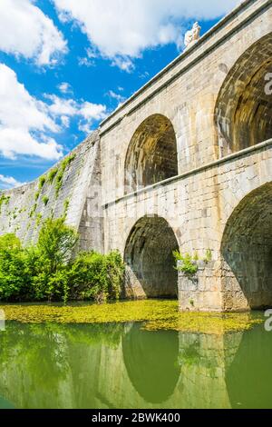 Croazia, bellissimo ponte di pietra del 19 secolo con archi a Tounj sul fiume Tounjcica Foto Stock