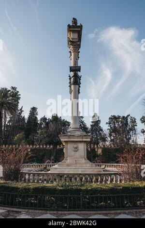 Siviglia, Spagna - 17 gennaio 2020: Vista a basso angolo del monumento a Cristoforo Colombo nei Jardines de Murillo, parco urbano di Siviglia con passaggi pedonali pavimentati, Foto Stock