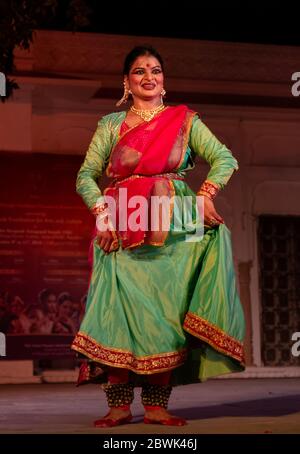 Ballerino indiano classico che esegue la forma classica di ballo di Kathak a Pushkar Camel Fair notte culturale a Pushkar, Rajasthan Foto Stock