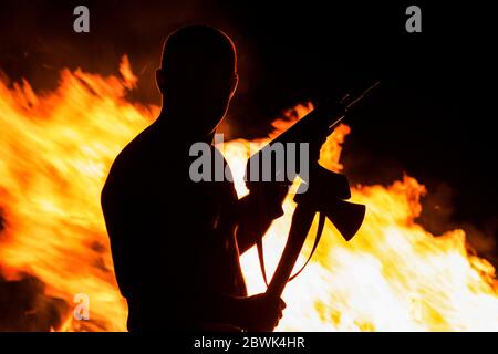 partecipa alla rivoluzione con un'ascia e una pistola Foto Stock