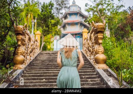 Giovane turista donna in un cappello tradizionale vietnamita viaggia in Vietnam Foto Stock