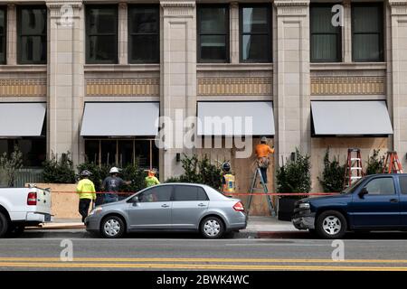 Los Angeles, CA/USA - 1 giugno 2020: Lavoratori che si imbarcano in una sede nel quartiere dei teatri di Broadway danneggiato durante la Black Lives Matter r Foto Stock