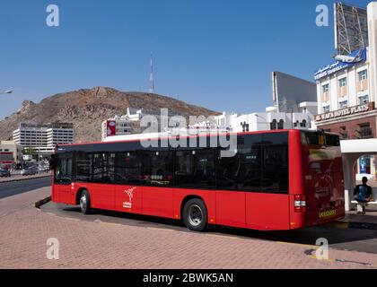 Autobus MWASALAT rosso alla stazione degli autobus Ruwi a Muscat, Sultanato dell'Oman Foto Stock