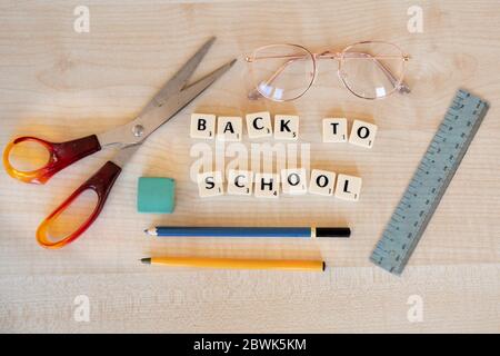 Le scuole si riaprono dopo essere state chiuse a causa di restrizioni del coronavirus e di allontanamento sociale. Ritorno a scuola. Le scuole riaprono Foto Stock