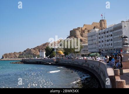 Vista del Forte Mutrah dalla Corniche, Muscat, Sultanato di Oman. Foto Stock