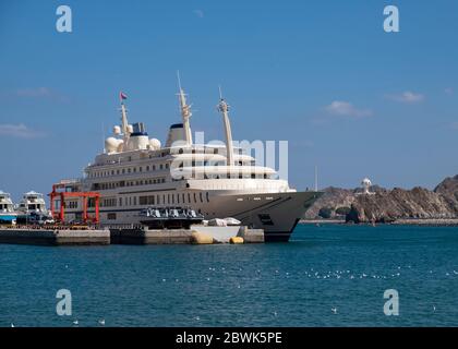 Il lussuoso yacht Sultano Qaboos al Said ormeggiato a Mutrah Harbour, Muscat, Sultanato dell'Oman Foto Stock