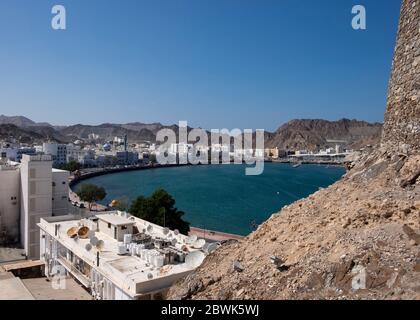 Vista dal Forte Mutrah attraverso la baia verso la Corniche Mutrah, Muscat, Sultanato di Oman. Foto Stock
