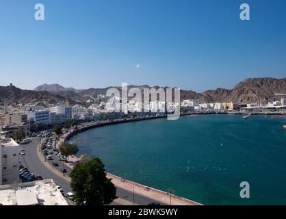 Vista sopraelevata sulla baia verso la Corniche di Mutrah, Muscat, Sultanato di Oman. Foto Stock