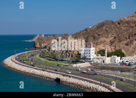 Vista elevata della Corniche di Mutrah e di al Bahri Road, Muscat, Sultanato di Oman. Foto Stock