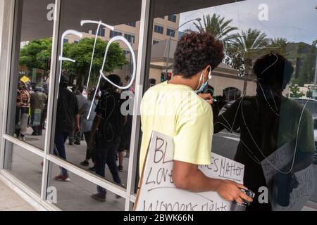 Una manifestazione Black Lives Matter Inland Empire nella città di Riverside, California, USA in protesta della morte di George Floyd un uomo nero di 46 anni, ucciso dalla polizia di Minneapolis il 25 maggio durante l'arresto. Morì dopo che un poliziotto applicò il ginocchio al collo del signor Lloyds per più di nove minuti, mentre il sospetto era a terra e maneggiato. La morte di MR. Floyds ha scatenato massicce proteste in tutti gli Stati Uniti, anche qui a Riverside. Foto Stock