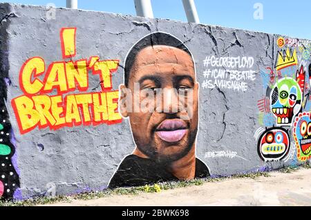 Berlino, Germania. 01 Giugno 2020. Graffiti im Mauerpark zum Tod des Afroamerikaners George Floyd durch einen Polizisten am vergangenen Montag in Minneapolis. Berlino, 01.06.2020 | Use worldwide Credit: dpa/Alamy Live News Foto Stock