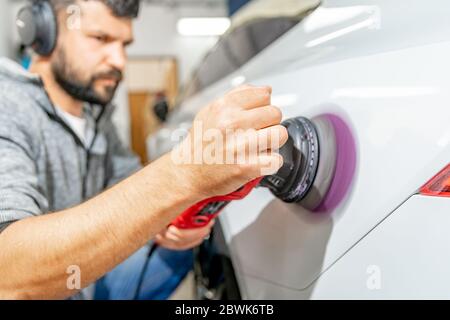 lucidatura riparazione carrozzeria. applicazione di preparati speciali con nanotecnologia Foto Stock