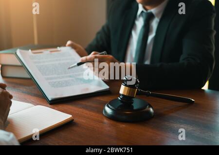 Il consulente legale spiega il reato ai sensi della legge nel libro in ufficio. Foto Stock