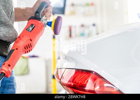 riparazione e lucidatura dei fari posteriori e della carrozzeria delle auto di lusso Foto Stock