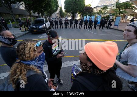 Portland, Stati Uniti. 01 Giugno 2020. I manifestanti si riuniscono in centro davanti a una fila di poliziotti che proteggono l'accesso al Centro di Giustizia il quarto giorno di proteste a Portland, Ore., il 1 giugno 2020, per l'uccisione di George Floyd. (Foto di Alex Milan Tracy/Sipa USA) Credit: Sipa USA/Alamy Live News Foto Stock