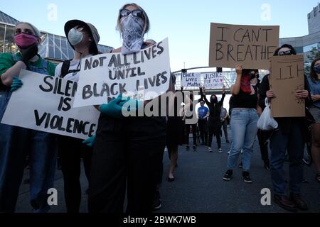 Portland, Stati Uniti. 01 Giugno 2020. I manifestanti si riuniscono in centro davanti a una fila di poliziotti che proteggono l'accesso al Centro di Giustizia il quarto giorno di proteste a Portland, Ore., il 1 giugno 2020, per l'uccisione di George Floyd. (Foto di Alex Milan Tracy/Sipa USA) Credit: Sipa USA/Alamy Live News Foto Stock