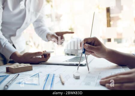 Gli ingegneri stanno contribuendo a progettare, lavorare su progetti e collaborare su analisi strutturali dei tipi di progetti. Foto Stock