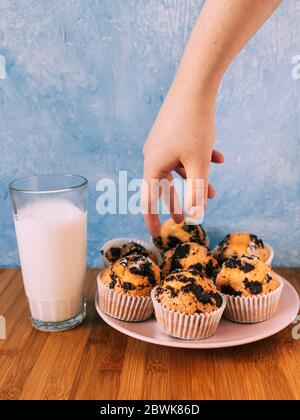 Muffin al cioccolato con latte. Carta da parati di cibo con spazio di copia e fuoco selettivo. Foto Stock