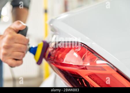 riparazione e lucidatura dei fari posteriori e della carrozzeria delle auto di lusso Foto Stock