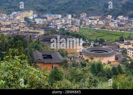 Tre Fujian Tulou e il paesaggio circostante Foto Stock