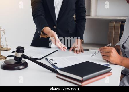 L'avvocato di affari attualmente sta consigliando il processo del cliente all'ufficio legale. Foto Stock