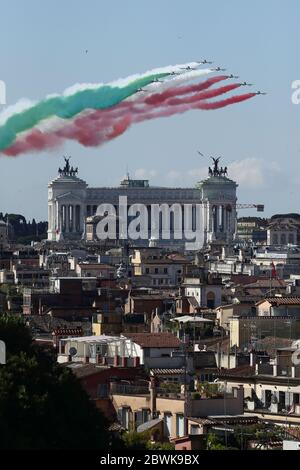 2 giugno 2020 - Roma, Italia- la pattuglia acrobatica delle frecce Tricolori sorvola Roma in occasione delle celebrazioni per la Giornata della Repubblica Italiana. Credit: Evandro Inetti/ZUMA Wire/Alamy Live News Foto Stock