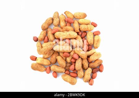 Vista dall'alto delle arachidi isolate su sfondo bianco Foto Stock