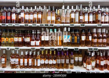 Enologia in e Leclerc Supermarket, St Malo, Bretagna, Francia Foto Stock