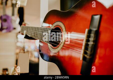 Primo piano sound hole girato e corde di chitarra acustica Foto Stock
