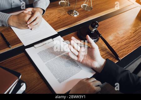 Il consulente legale spiega il reato ai sensi della legge nel libro in ufficio. Foto Stock