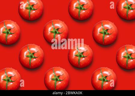 Pomodori freschi isolati su sfondo rosso. Vista dall'alto. Foto Stock