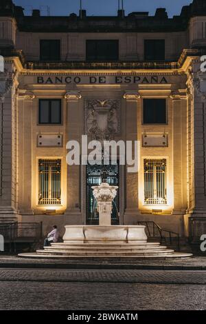 Siviglia, Spagna - 17 gennaio 2020: Facciata illuminata del Banco de Espana a Siviglia, la capitale della regione Andalusia nel sud della Spagna e un popolare a. Foto Stock