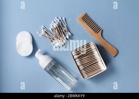 Prodotti organici di cura della pelle per la rimozione cosmetica e procedure domestiche di spa. Spazzola e bastoncini di bambù, tamponi in cotone e schiuma detergente. Foto Stock