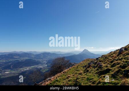 paesaggio delle montagne nei paesi baschi Foto Stock