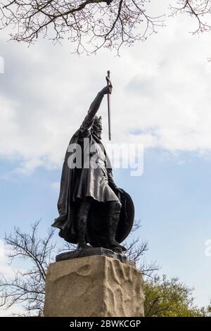 Statua di Re Alfred il Grande, un famoso punto di riferimento a Broadway, Winchester, Hampshire, Inghilterra meridionale - vista laterale, guardando verso l'alto Foto Stock