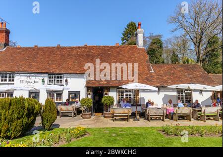 Ristorante all'aperto nel giardino del Withies Inn, un tradizionale pub di campagna gratuito nel villaggio di Surrey di Compton, nel sud-est dell'Inghilterra Foto Stock