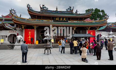 Adoratori e turisti al tempio buddista di Nantputuo (tempio di Putuo Sud). Foto Stock