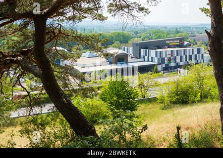 Sopron Plaza centro commerciale vista da Becsi-domb (collina), Sopron, Ungheria Foto Stock