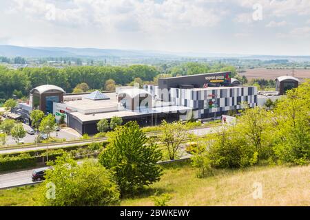 Sopron Plaza centro commerciale vista da Becsi-domb (collina), Sopron, Ungheria Foto Stock