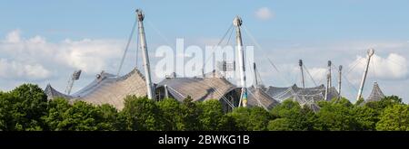 Panorama del tetto di vetro dello Stadio Olimpico di Monaco (Olympiastadion) Foto Stock