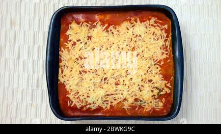 LASAGNE FATTE IN CASA CON STRATI DOPO IL TAGLIO Foto Stock