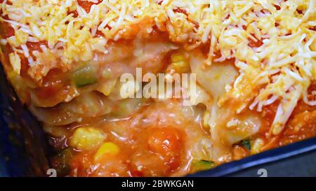 LASAGNE FATTE IN CASA CON STRATI DOPO IL TAGLIO Foto Stock