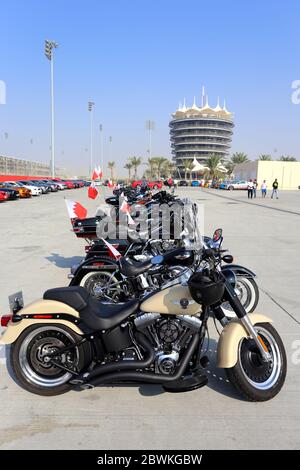 Giornata Nazionale di Harley Davidson, con la torre VIP sullo sfondo, circuito di formula 1, Sakhir, Regno del Bahrain Foto Stock