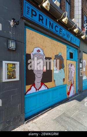 Ritratti di Street art di lavoratori essenziali fuori dal pub chiuso Prince of Wales a Brixton, durante il blocco di Londra a causa della diffusione del COVID-19 Foto Stock