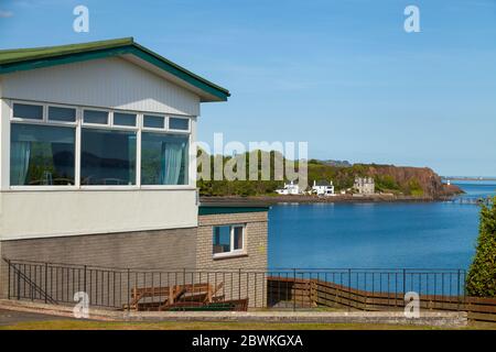 Aberdour Golf Clubhouse con Hawcraig Point in lontananza, Aberdour, Fife, Scozia. Foto Stock