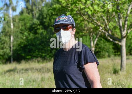 Donna shopper e anti covid19 maschera Foto Stock