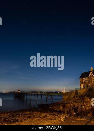 Le stelle lasciano i sentieri nel cielo sopra il molo di Clevedon nel Somerset. Foto Stock