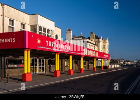 Burnham-on-Sea, England, UK - 31 maggio 2020: Il sole serale splende sulla galleria di divertimenti Showboat sull'Esplanade a Burnham-on-Sea nel Somerset. Foto Stock