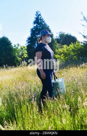 Donna shopper e anti covid19 maschera Foto Stock